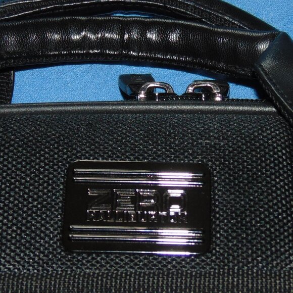 ZERO HALLIBURTON PADDED CASE WITH SHOULDER STRAP - Picture 2 of 7